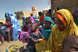 Malian refugees wait to be registered by Mauritanian officials and a local NGO after fleeing Mali in fear for the border in Fassala, Mauritania, July 18, 2012. © Lynsey Addario/VII