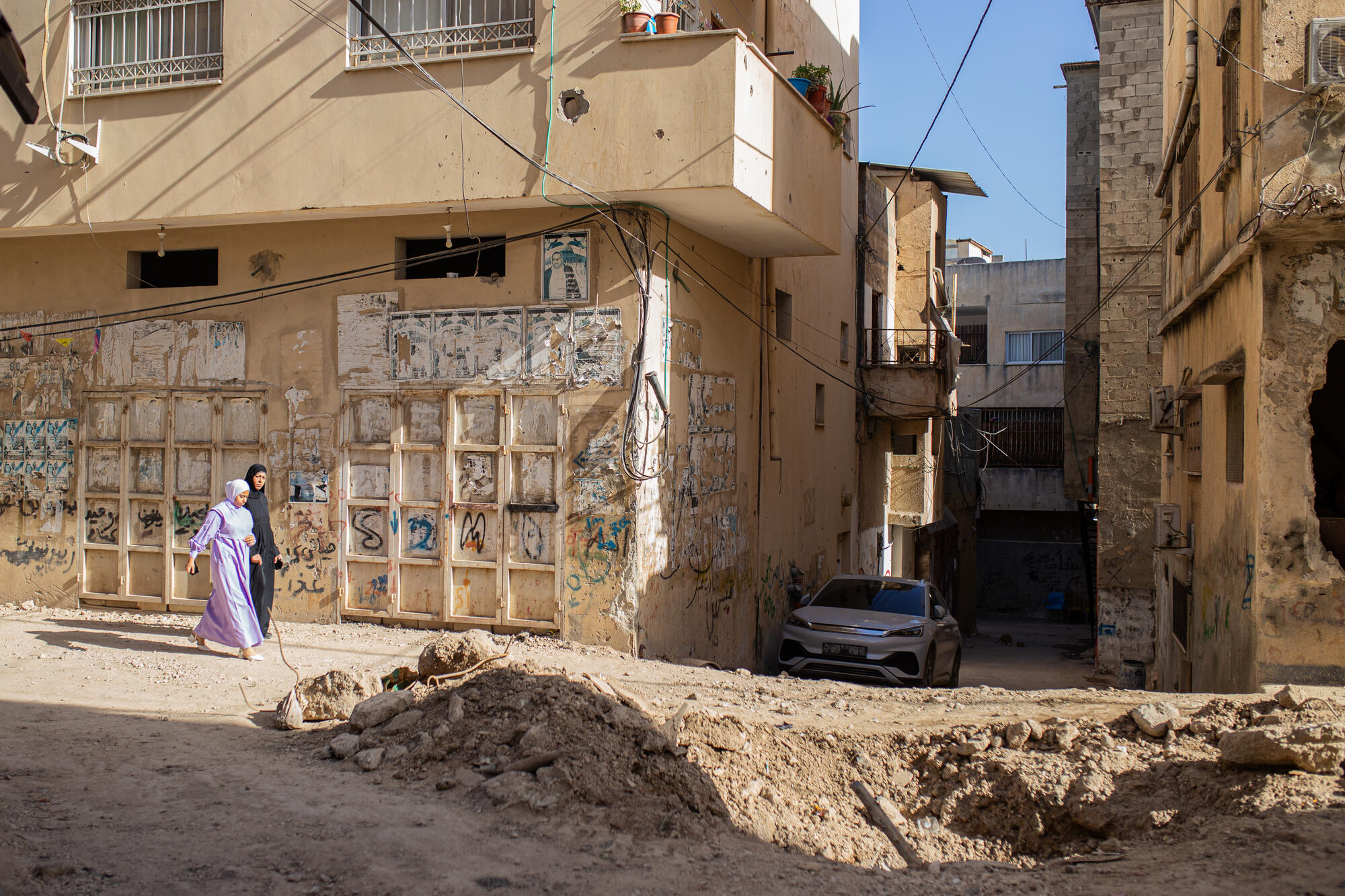 During the last incursion, it is estimated that Israeli forces destroyed 70% of the road infrastructure as well as the access to electricity and water. One week after the military forces withdrew, population still struggles to access clean water as many of the pumps were cut and water tanks were shot.
Many houses in Jenin refugee camp are covered with bullet holes. Residents talk about recurrent house occupations from Israeli militaries who also occupy strategic positions to dig a hole to place their snipers.