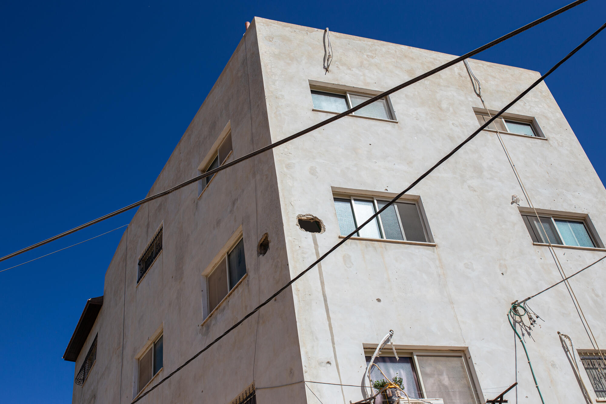 During the last incursion, it is estimated that Israeli forces destroyed 70% of the road infrastructure as well as the access to electricity and water. One week after the military forces withdrew, population still struggles to access clean water as many of the pumps were cut and water tanks were shot.
Many houses in Jenin refugee camp are covered with bullet holes. Residents talk about recurrent house occupations from Israeli militaries who also occupy strategic positions to dig a hole to place their snipers.