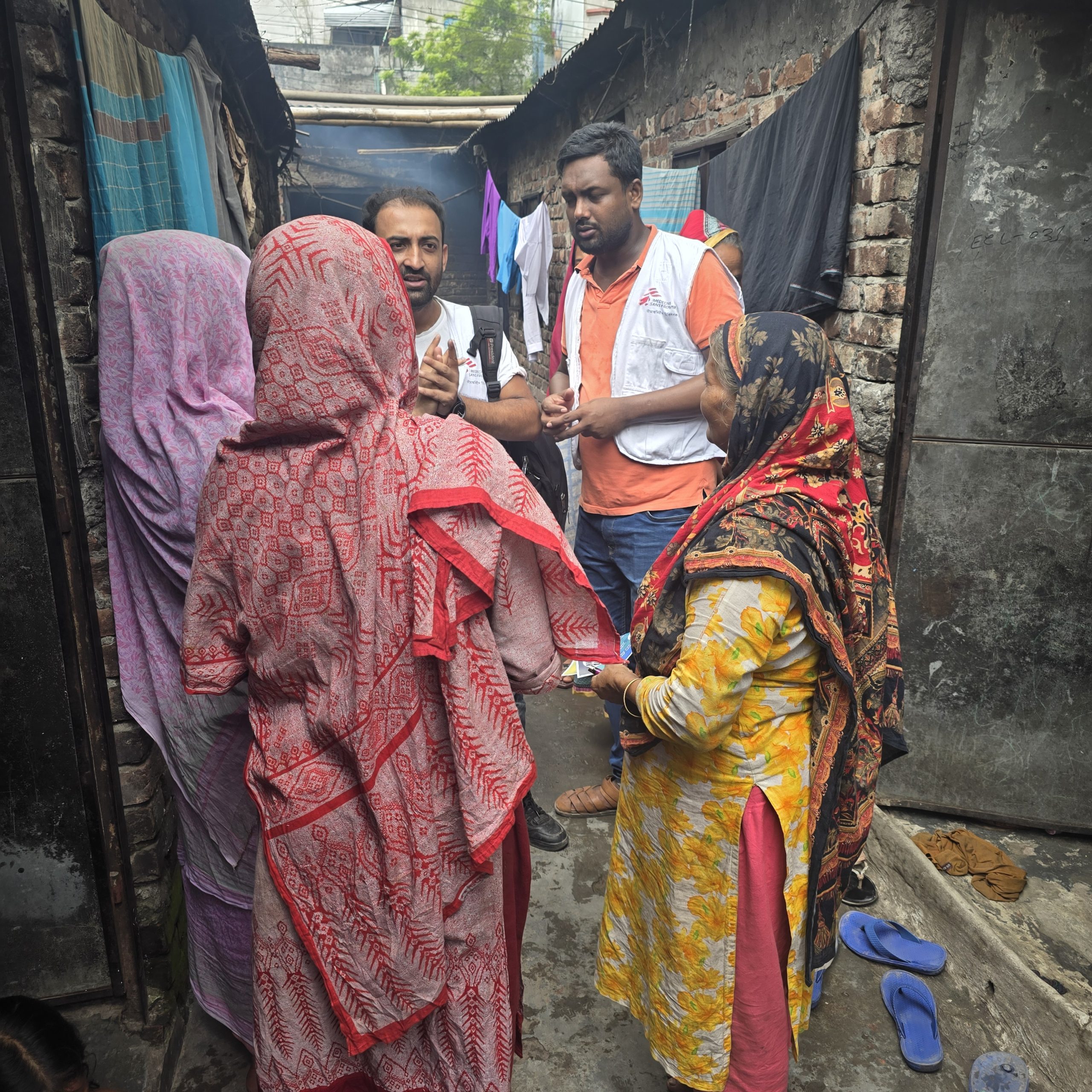 MSF’s outreach team in Kamrangirchar visiting door-to-door to share health messages with the community. ©️ MSF