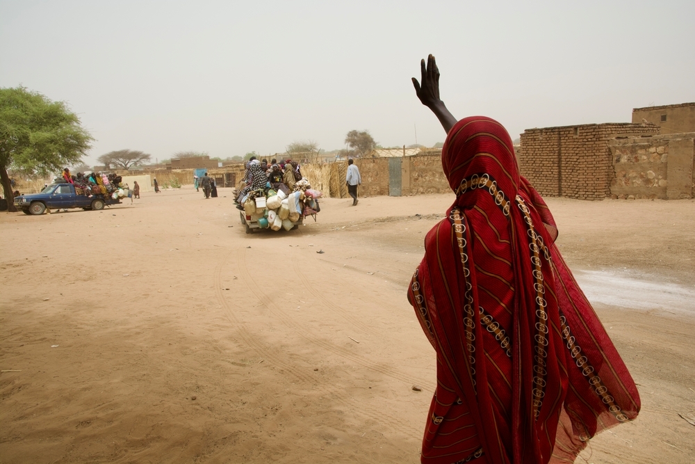 A woman waving goodbye to relatives leaving toward Chad. Tawila, North Darfur, 2025. ©️Jérôme Tubiana/MSF