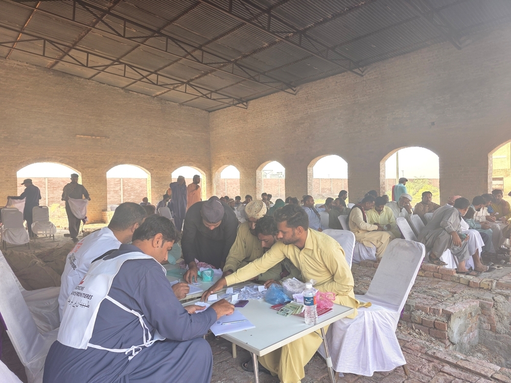 The MSF team registering residents of Moza Noral in Jalalpur Pirwala to distribute non-food items among those who have returned home after the floodwaters receded. ©️Gul Nayab/MSF