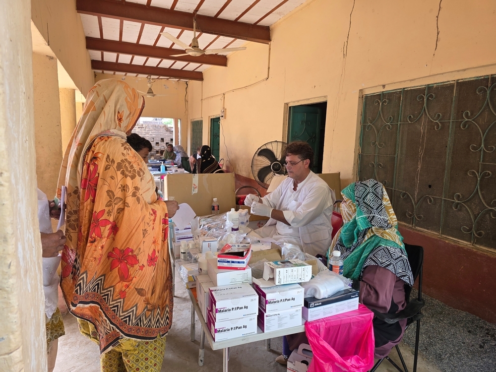 Patients are waiting to get their medication from the pharmacist during a mobile clinc in Tibbi Sohrab in Jalalpur Pirwala, Multan. ©️Gul Nayab/MSF