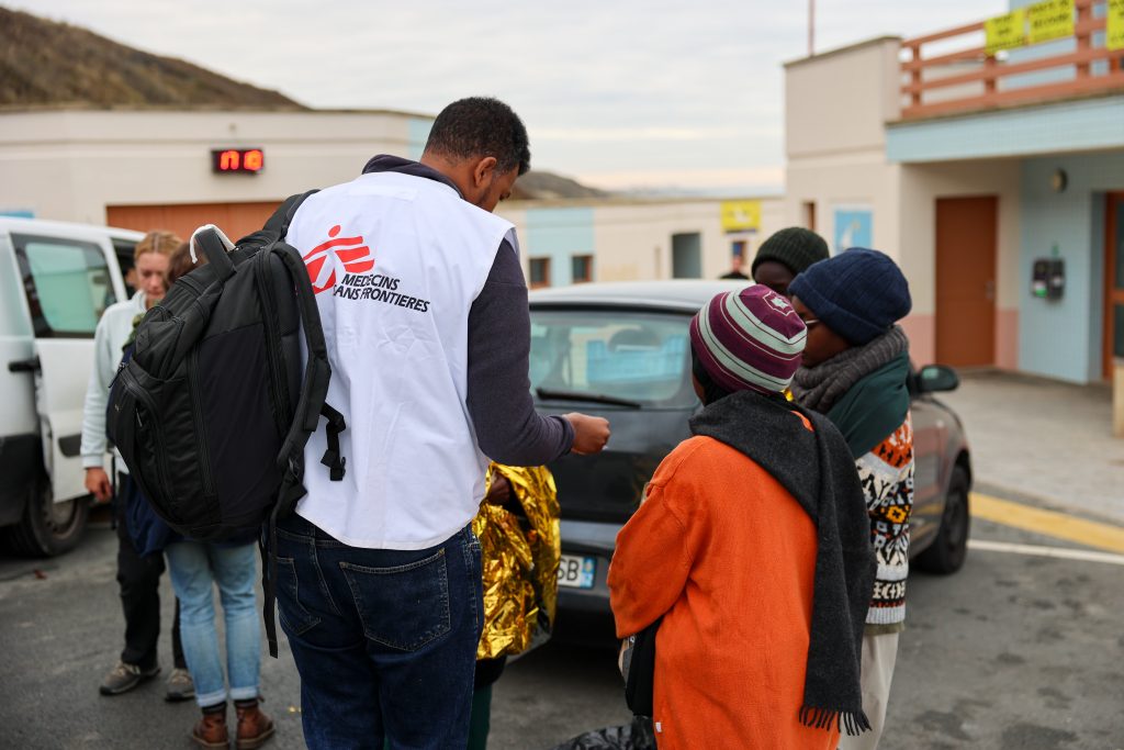 MSF staff members provide assistance to survivors of shipwrecks or failed attempts to cross the Channel to reach England. ©Mohammad Ghannam / MSF