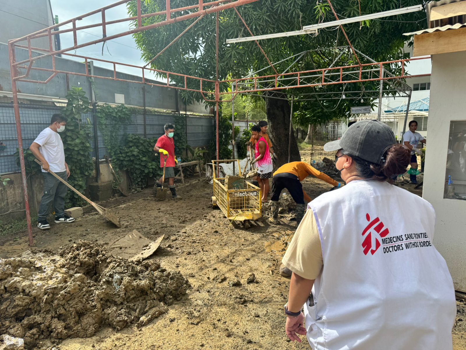 In Danao, we supported deep cleaning operations and the restoration of functionality at Cebu Provincial Hospital (CPH), which was severely affected by flooding and mud. In collaboration with the Bureau of Fire Protection and other local stakeholders, we cleaned critical areas of the hospital—including the emergency room, outpatient department, minor surgery room, isolation room, doctors’ quarters, and pharmacy—to restore safe and functional conditions for medical care. We also supported the Philippine Department of Health (DOH) by restoring the functionality of two health centers in Danao with deep cleaning operations. ©️MSF