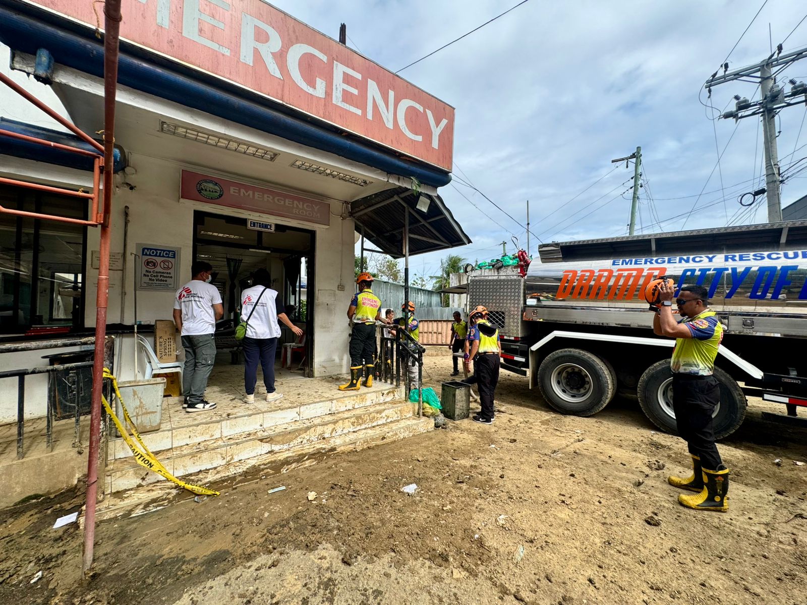 In Danao, we supported deep cleaning operations and the restoration of functionality at Cebu Provincial Hospital (CPH), which was severely affected by flooding and mud. In collaboration with the Bureau of Fire Protection and other local stakeholders, we cleaned critical areas of the hospital—including the emergency room, outpatient department, minor surgery room, isolation room, doctors’ quarters, and pharmacy—to restore safe and functional conditions for medical care. We also supported the Philippine Department of Health (DOH) by restoring the functionality of two health centers in Danao with deep cleaning operations. ©️MSF