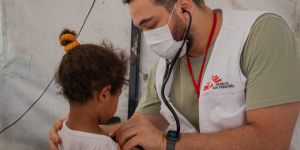 On November 13, 1985, one of the worst natural disasters in the country’s history occurred. Doctors Without Borders/Médecins Sans Frontières (MSF) arrived in the town of Armero to assist the affected population and has worked continuously in the country since then.